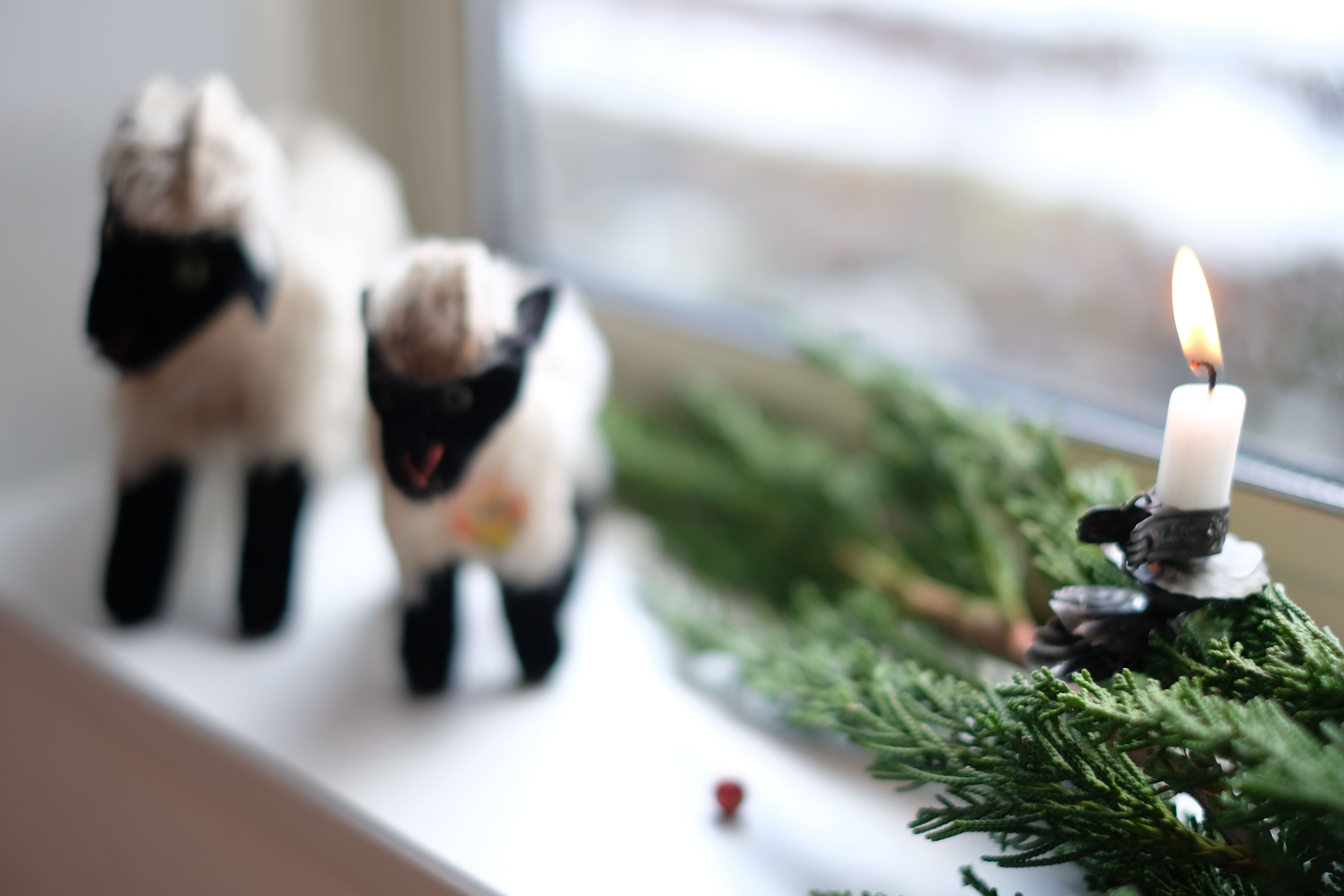 窓辺に置かれたちいさな古いものたち