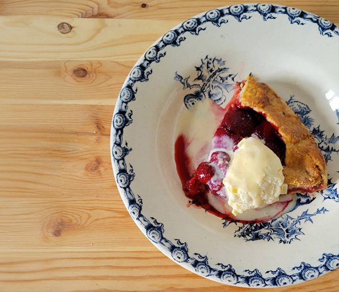 フランスGienの青いお皿の写真