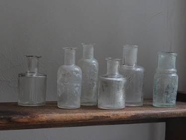 ガラスの小瓶の写真